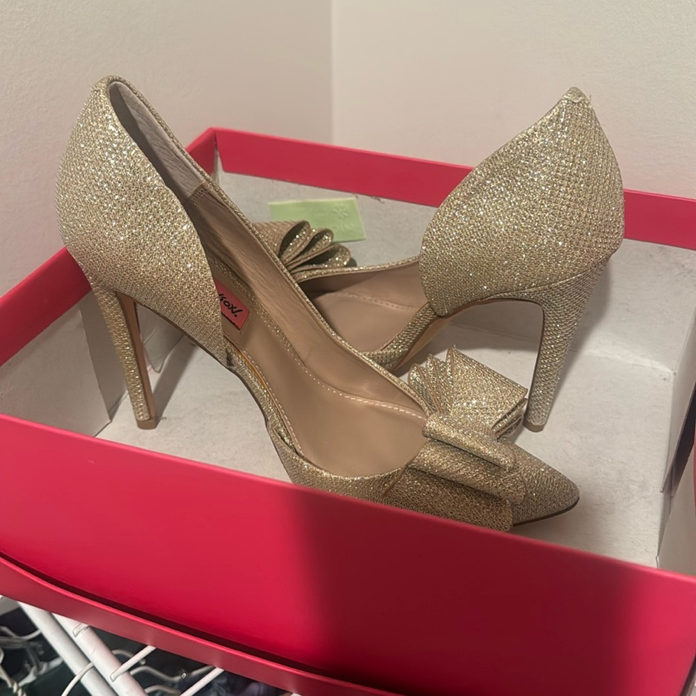 Betsey Johnson Women's PRINCE d'Orsay Pump